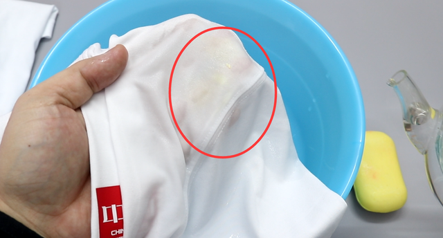 白衣服上面的血渍怎么去除啊，白色衣服清洗血渍的4种方法