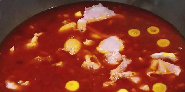 煮牛蛙放什么配料好吃，麻辣鲜香肉质滑嫩的水煮牛蛙做法