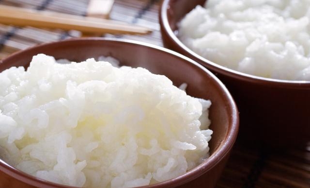 用蒸锅蒸米饭多长时间最好，蒸米饭怎样才能更香糯好吃