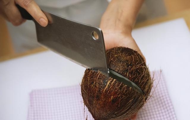 椰肉的功效与作用禁忌是什么，吃椰子的注意事项及做法