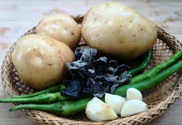 土豆和木耳可以一起吃吗，家常菜土豆炒木耳的做法