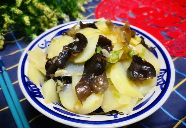 土豆和木耳可以一起吃吗，家常菜土豆炒木耳的做法