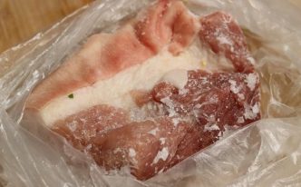 冷水解冻肉快还是热水解冻肉快 详细讲解：解冻肉快的正确做法