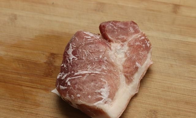 冷水解冻肉快还是热水解冻肉快，解冻肉快的正确做法