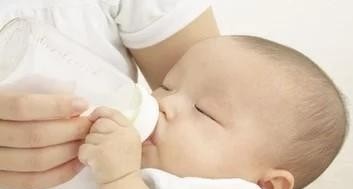 新生儿鼻子吐奶怎么处理方法，新生儿鼻子吐奶的原因