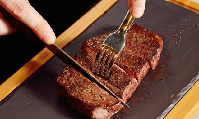 西餐刀叉拿法左右手摆放，吃牛排刀叉的正确拿法