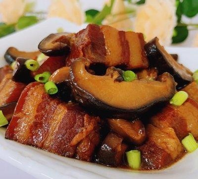 香菇炖肉的家常做法怎么做，香菇炖猪肉的做法教程图解