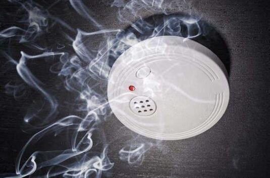 房间里烟雾报警器会闪红灯吗，闪红灯最危险的3种情况