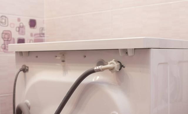 洗衣机进水后直接出水怎么修，螺丝刀轻松搞定洗衣机的排水问题