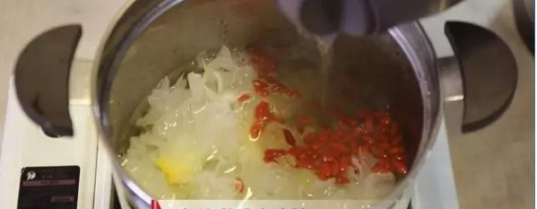 雪莲子的做法与吃法，分享雪莲子桃胶羹的烹饪步骤