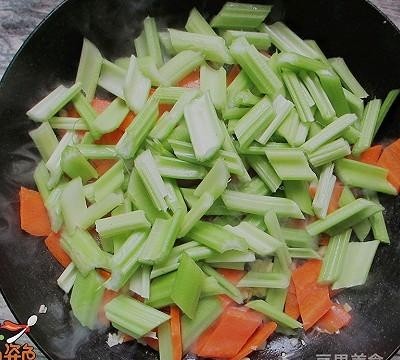 西芹怎么炒最好吃呀，素炒西芹的做法图解