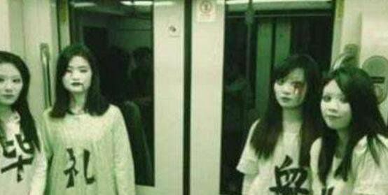 上海地铁女僵尸图片,扮僵尸为宣传电影