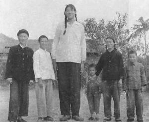世界上最高的女人,曾金莲14岁的时候身高就达到了2.34米
