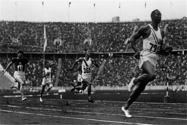 目前男子跳远的世界纪录,美国的比蒙于1968年跳出了8.9米