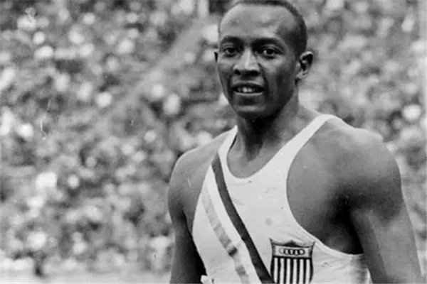 目前男子跳远的世界纪录,美国的比蒙于1968年跳出了8.9米